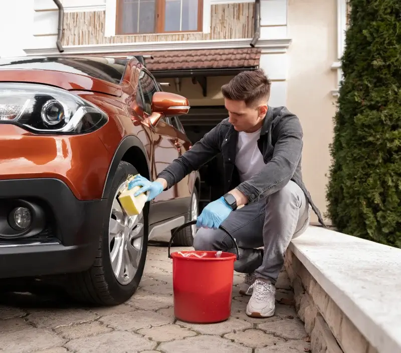 Lavage auto à domicile Pont-de-Roide-Vermondans : professionnel intervenant sur un véhicule